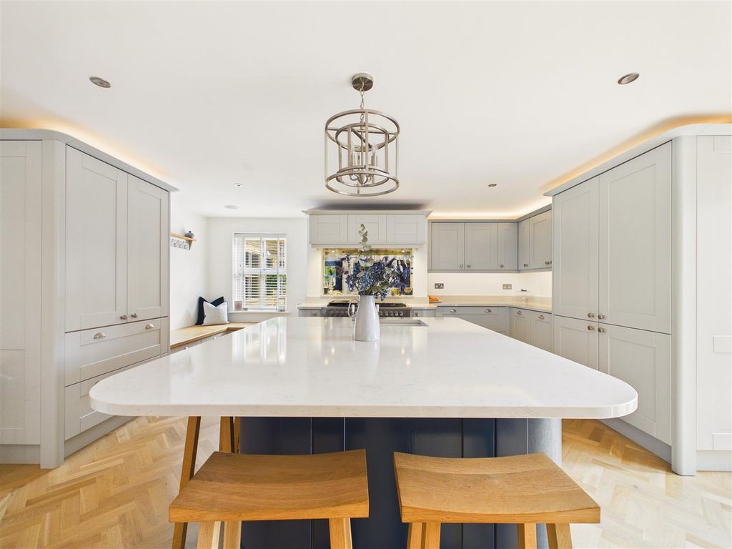 Property photo 3 of 35 Cam03303G0-Pr0345-Still018.Jpg