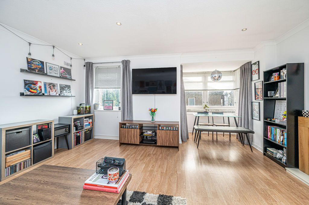 Property photo 3 of 20 Lounge With Open Plan Dining