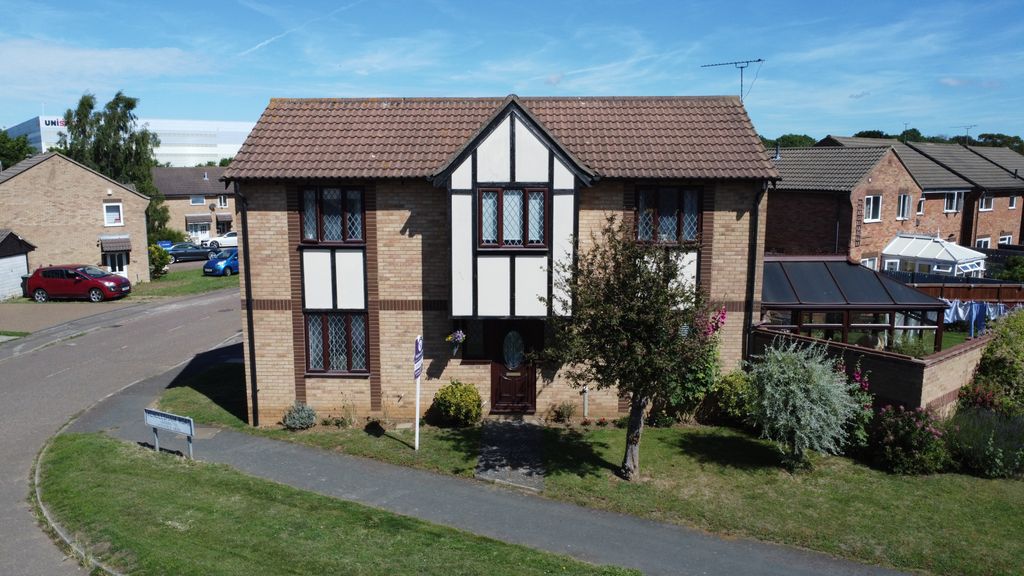 Property photo 1 of 23 4 Bedroom Detached House For Sale - Felixstowe - Wainwrights