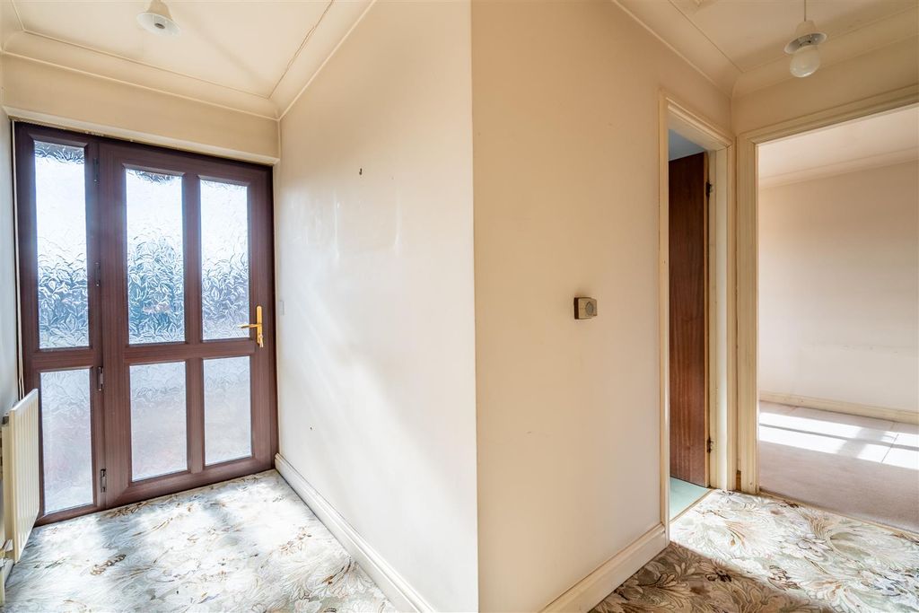 Property photo 2 of 11 Manor Farm Close-4 (1).Jpg