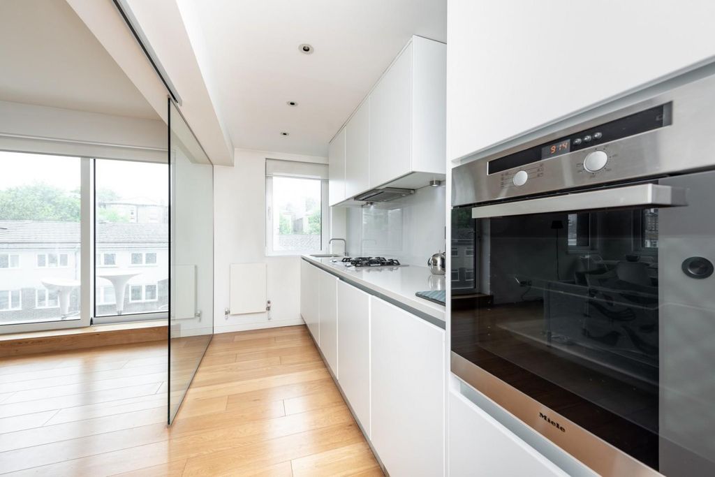 Property photo 3 of 10 Kitchen