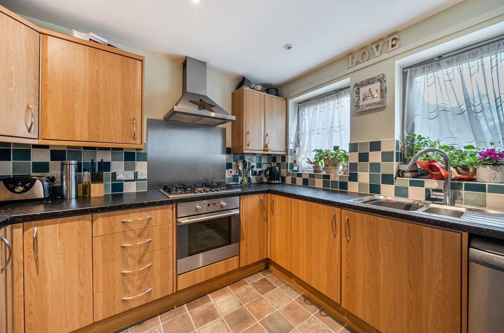 Property photo 3 of 12 1398139-10-696648...