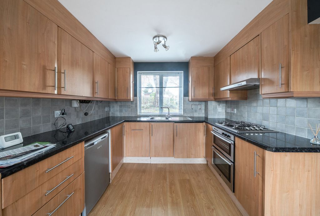 Property photo 3 of 6 1402604-8-696F58c...