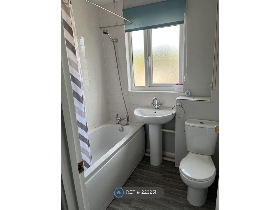 Property photo 2 of 7 Bathroom