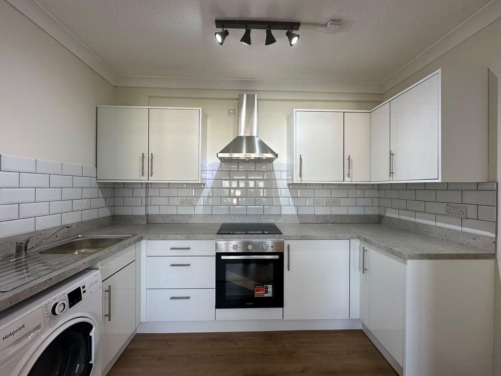 Property photo 3 of 7 Kitchen 2
