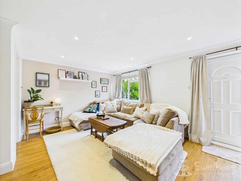 Property photo 3 of 10 Cam03624G0-Pr0153-Still007