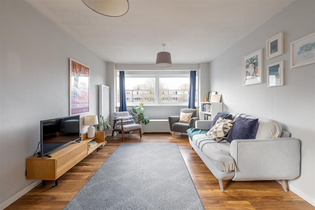 Property photo 2 of 21 Queenswood Gardens, E11