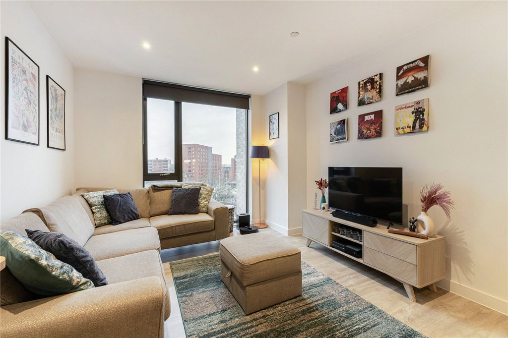 Property photo 2 of 21 Lounge