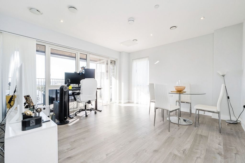 Property photo 3 of 17 Pbox-Img.Jpg
