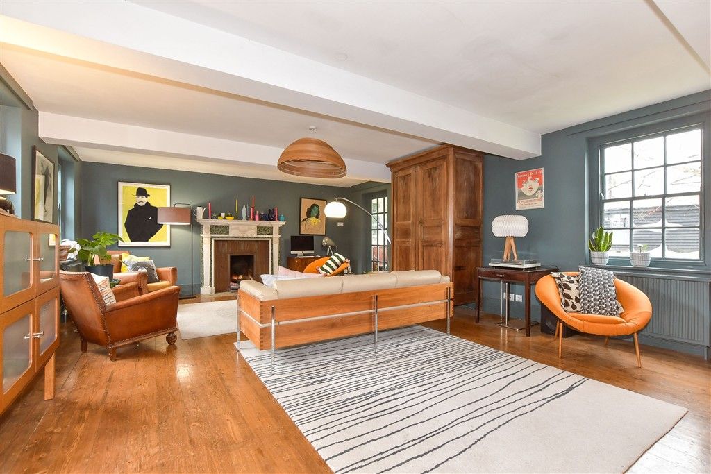 Property photo 1 of 18 Sitting Room