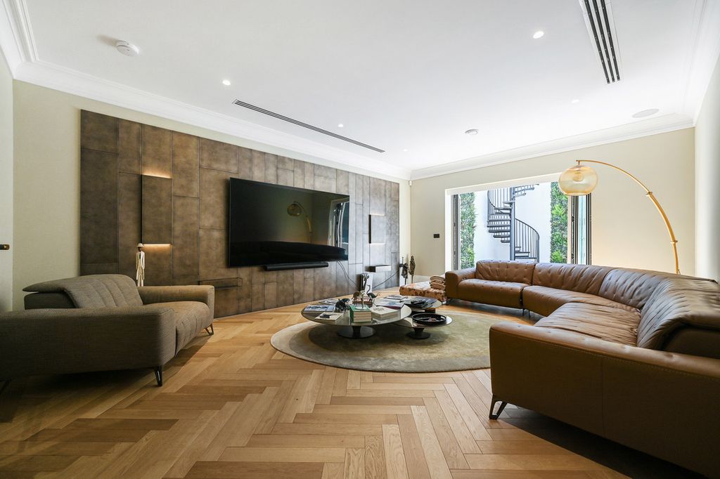 Property photo 3 of 27