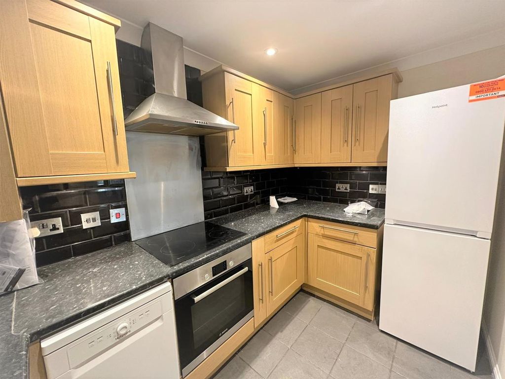 Property photo 2 of 10 Kitchen