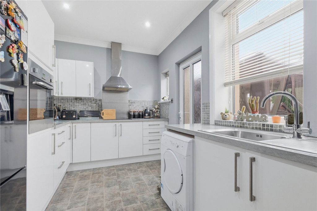 Property photo 3 of 19 Kitchen