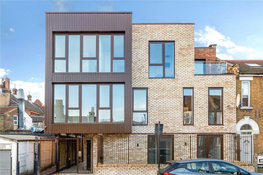 Property photo 2 of 10 External