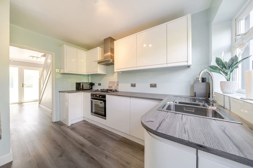 Property photo 3 of 20 1454772-10-6A0315...