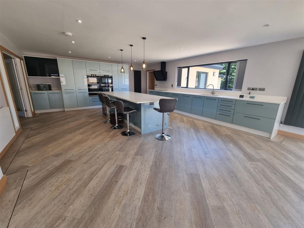 Property photo 3 of 31 Kitchen/Diner/Day Room 4