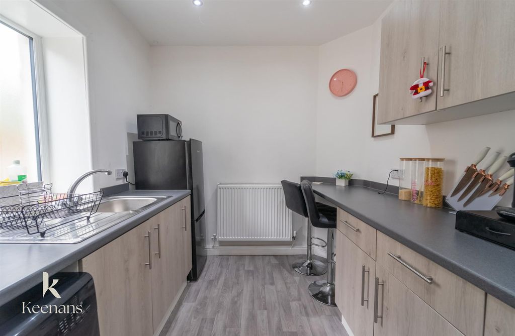 Property photo 3 of 19 Queen St-4.Jpg