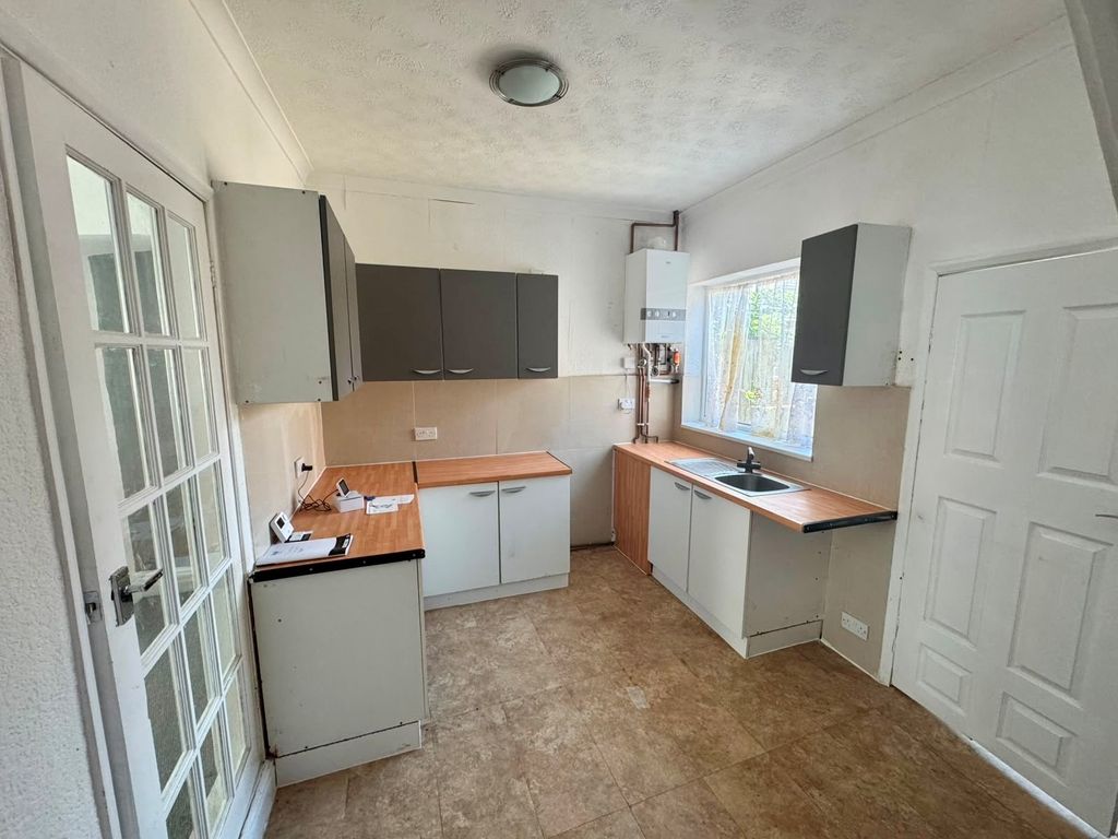 Property photo 3 of 7 Kitchen