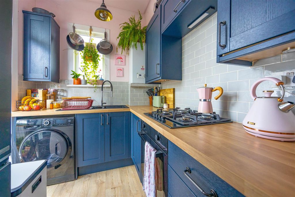 Property photo 3 of 12 Kitchen
