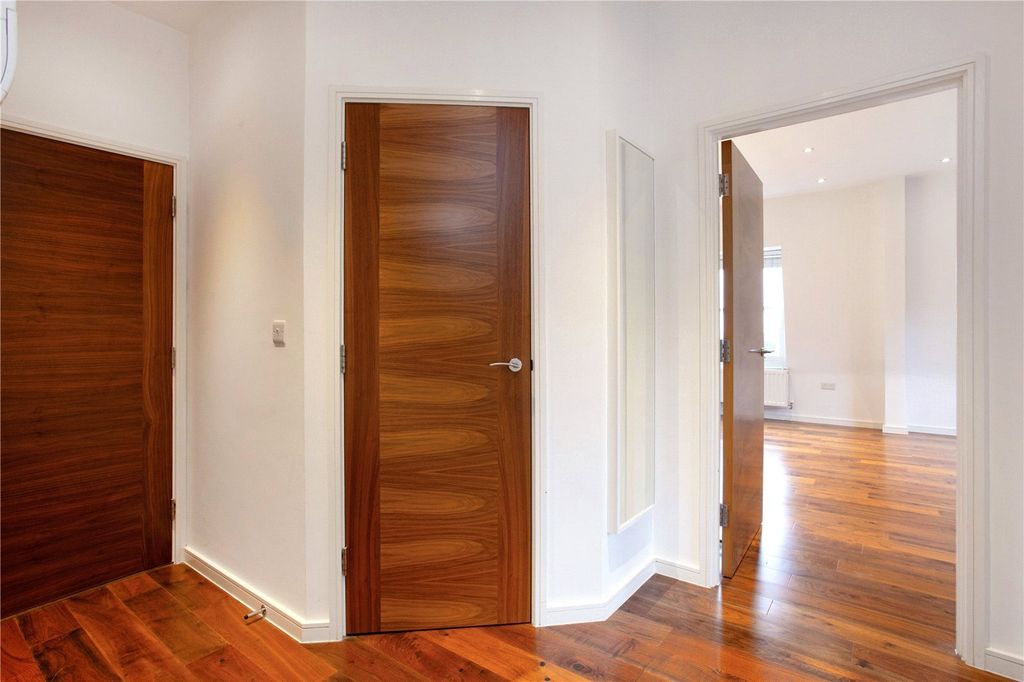 Property photo 2 of 8 Entrance