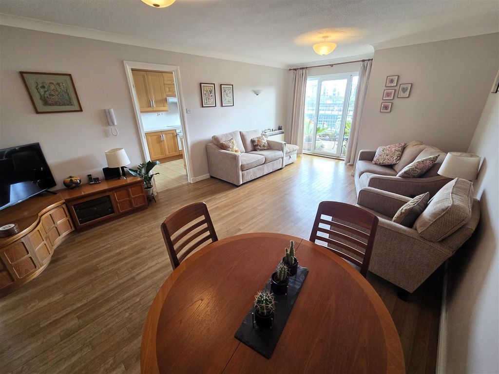 Property photo 2 of 21 Lounge Diner 1.Jpg