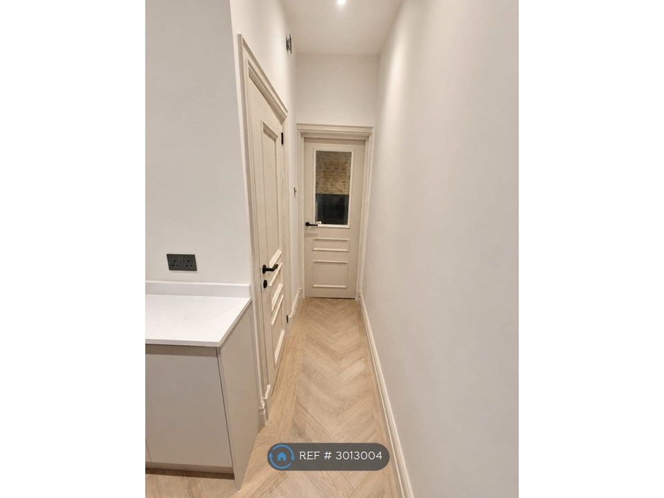 Property photo 3 of 11 Hall