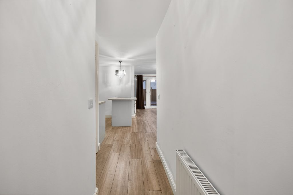 Property photo 3 of 16 Entrance Hallway