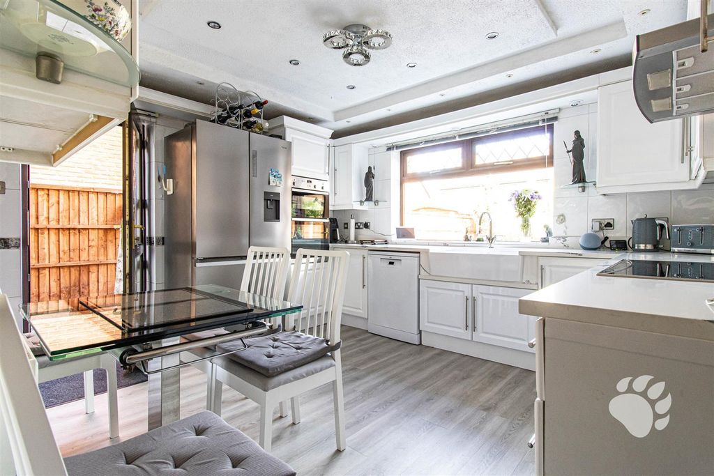 Property photo 3 of 32 Kitchen