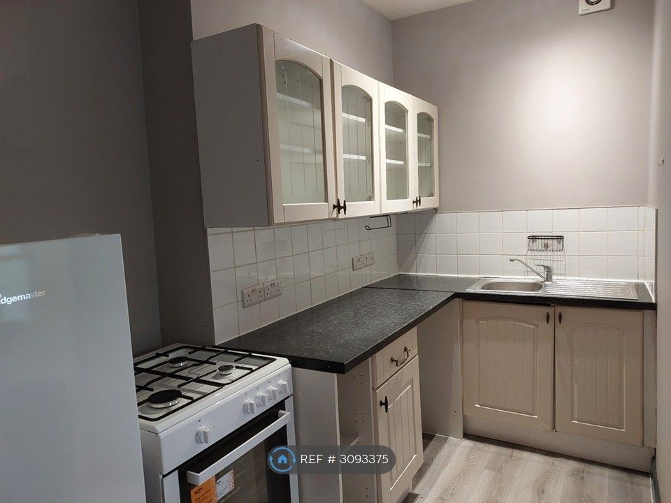 Property photo 3 of 11 Kitche