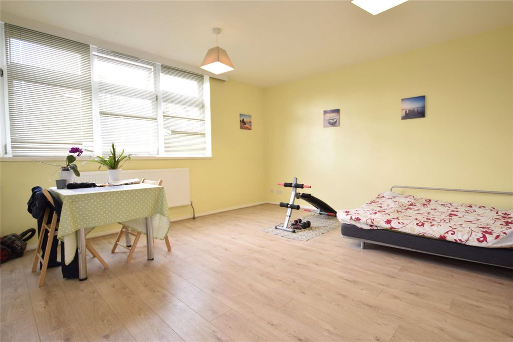 Property photo 3 of 8 Studio Room