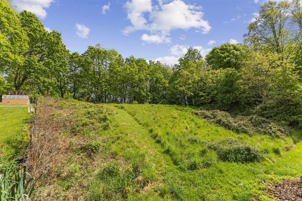 Property photo 2 of 25 Paddock
