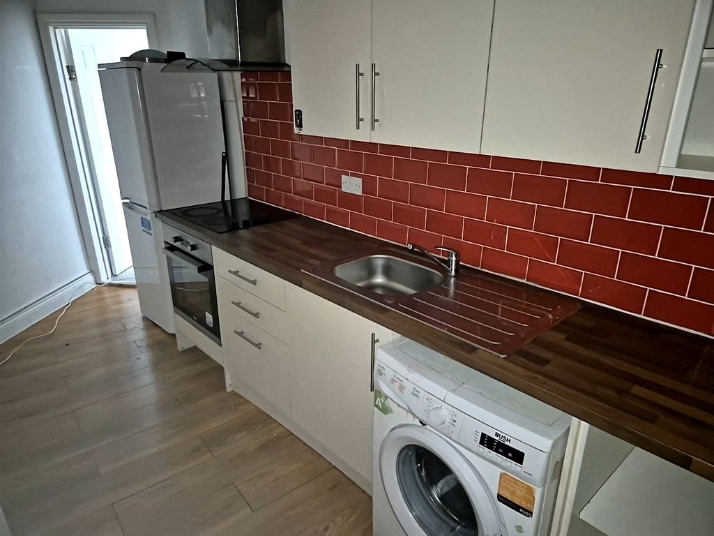 Property photo 2 of 5 Kitchen