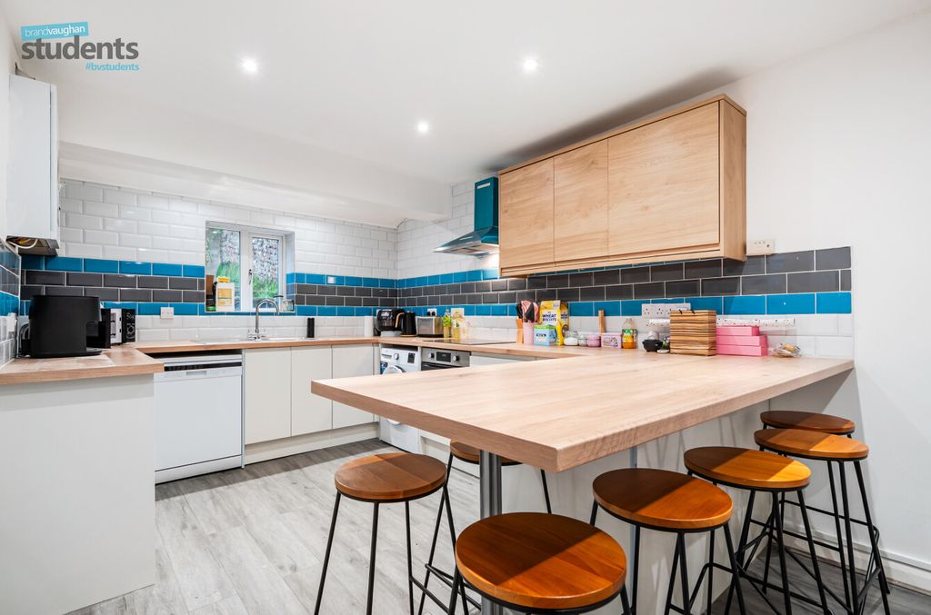 Property photo 3 of 13 d06B61Cb-011E-467...