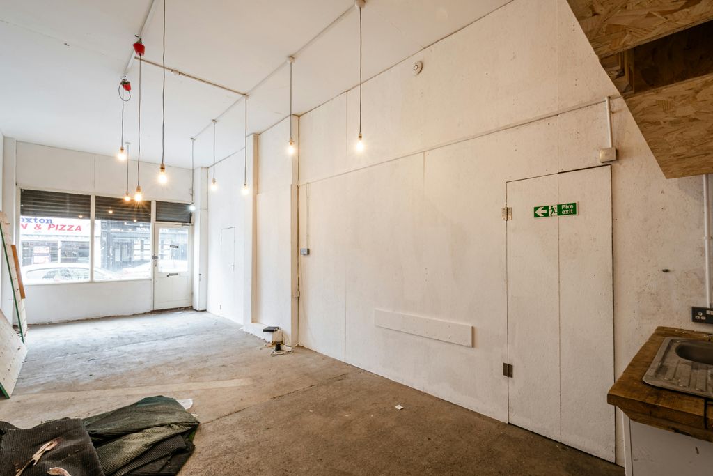 Property photo 2 of 9 Hoxton St 147 - 7.Jpg