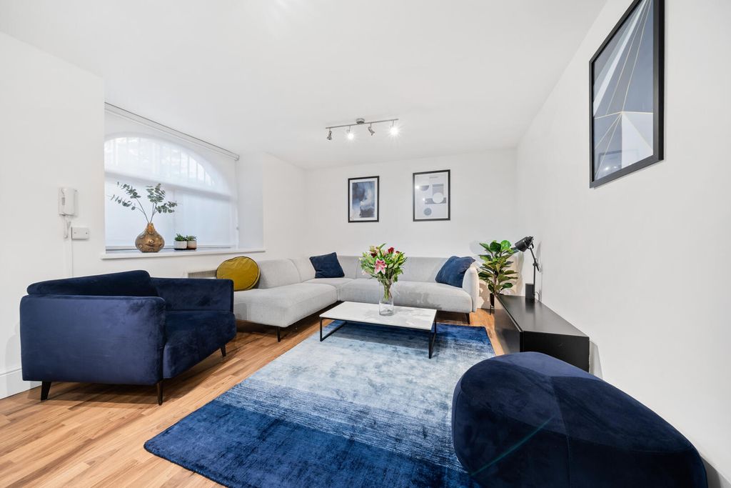 Property photo 3 of 11 Living Room