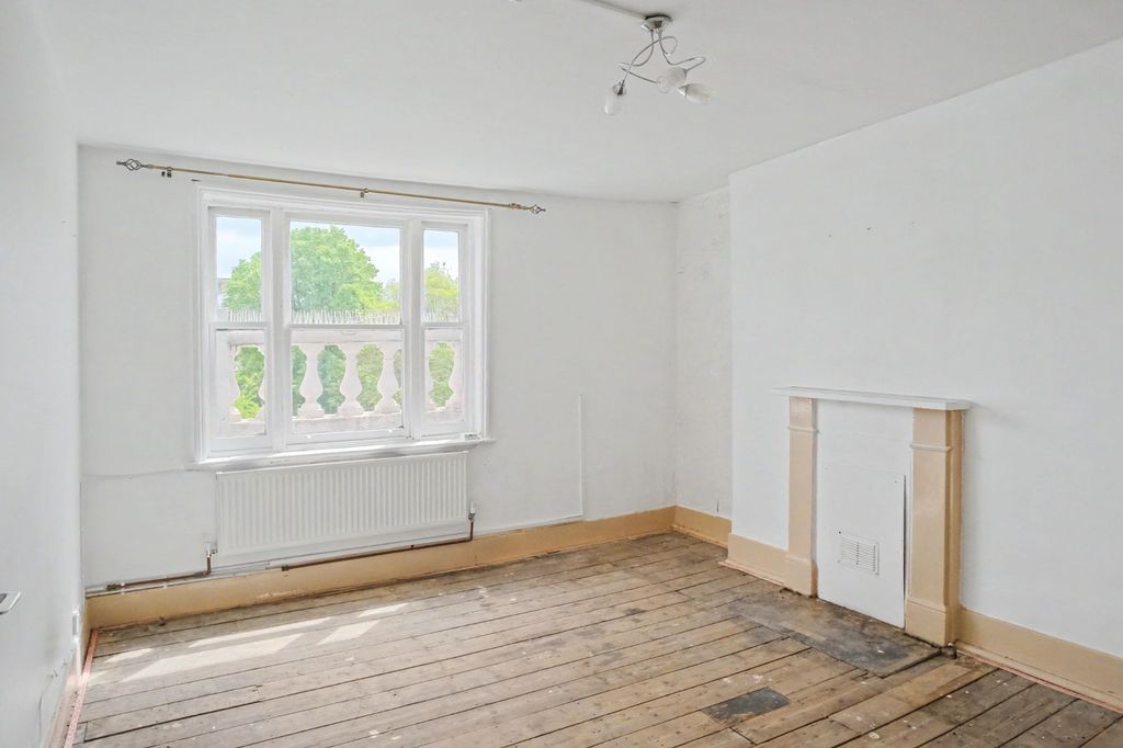 Property photo 3 of 8 Flat 7, 24 Longridge Road, Earl's Court, London Sw5 9Sl