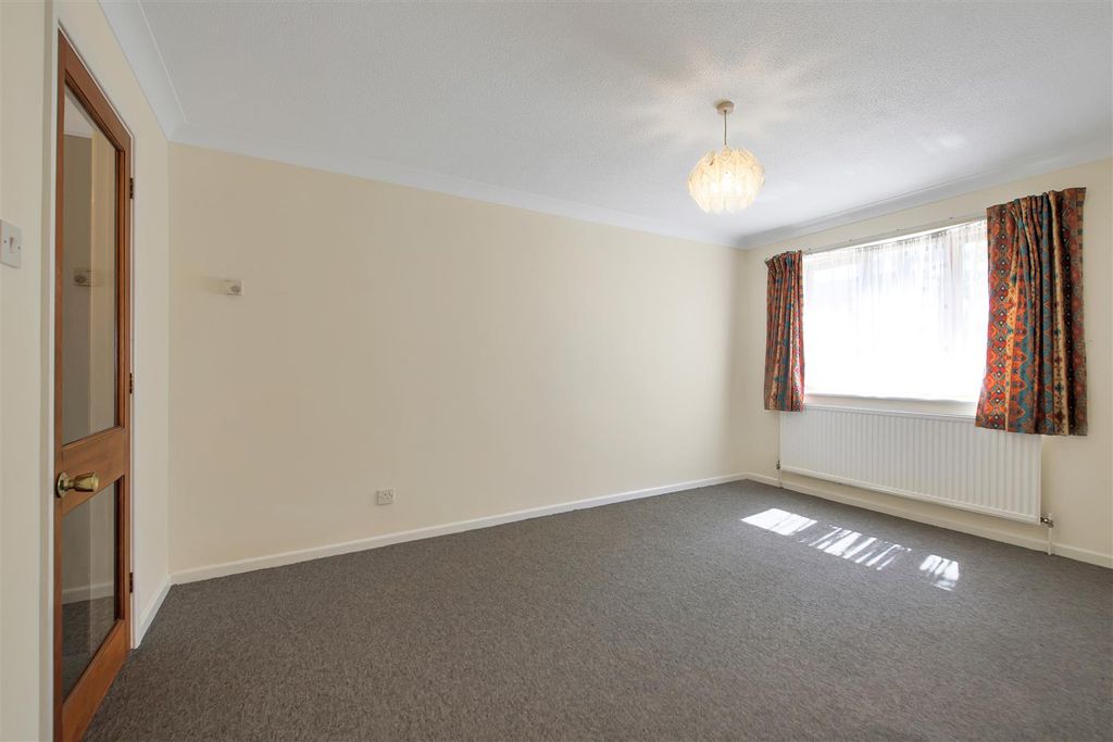 Property photo 3 of 8 Living Space (2)