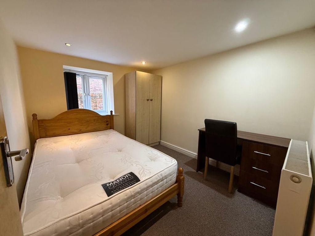 Property photo 3 of 9 This Inviting Double Bedroom Features A Comfortabl...