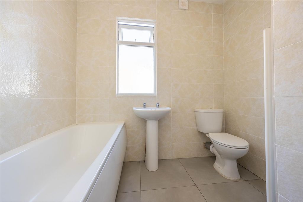 Property photo 3 of 10 Bathroom