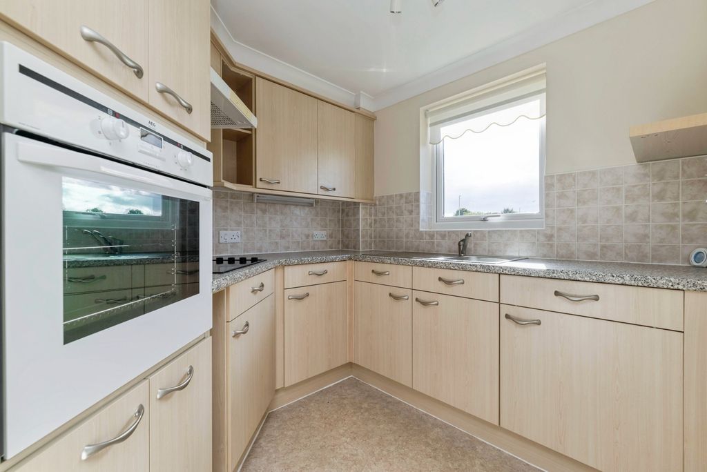 Property photo 3 of 11 Kitchen