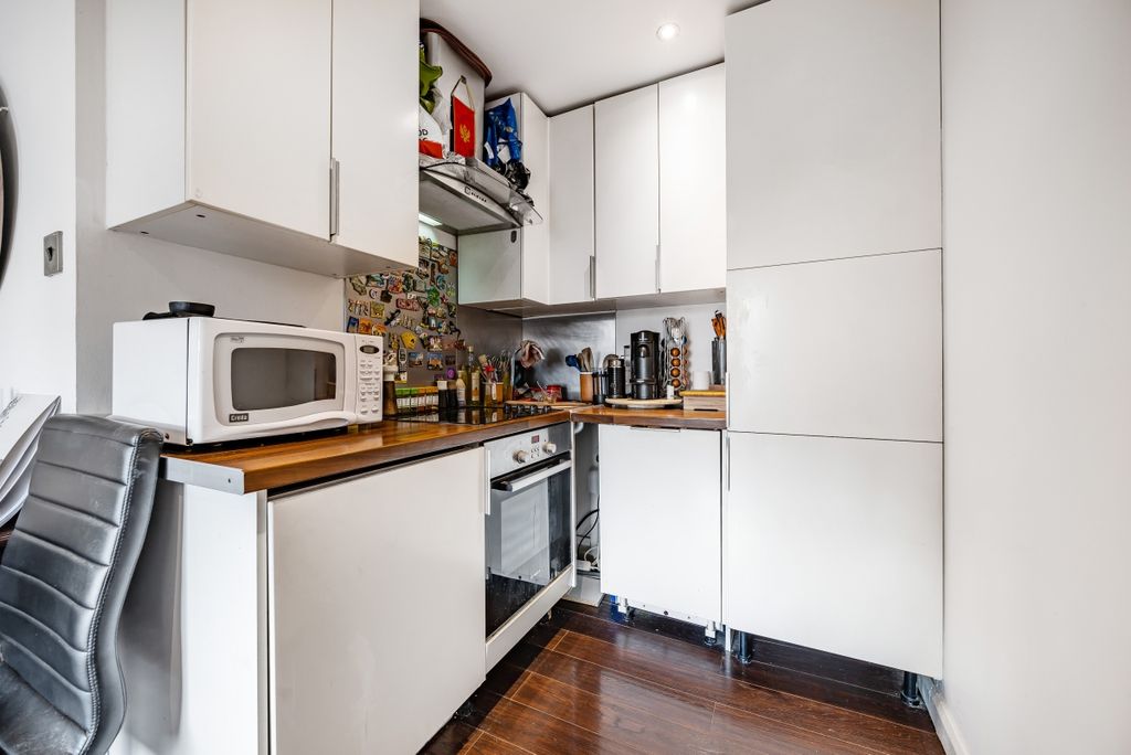 Property photo 3 of 11 Kitchen