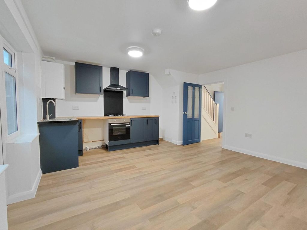 Property photo 2 of 15 Sydney Rd, Feltham, Tw14 (12)