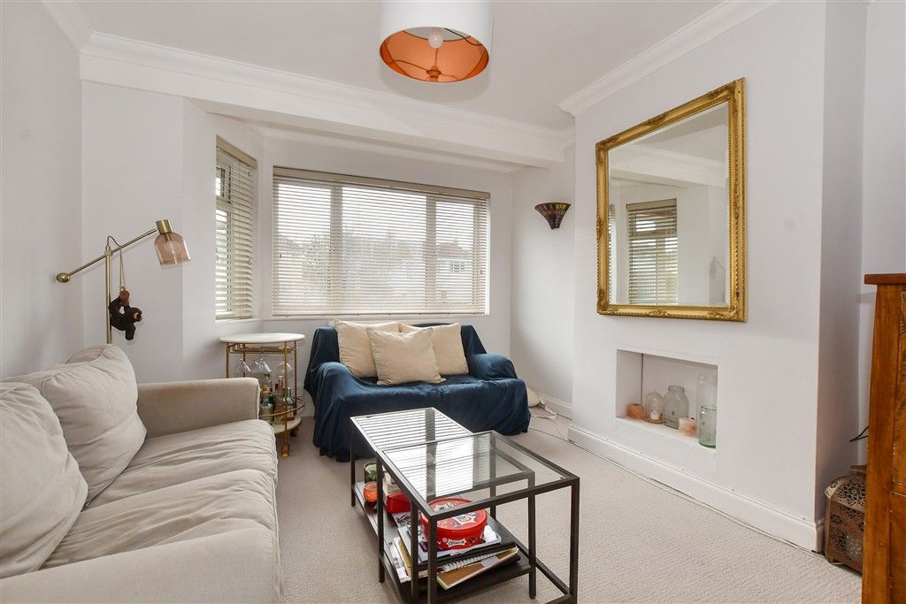 Property photo 3 of 12 Lounge