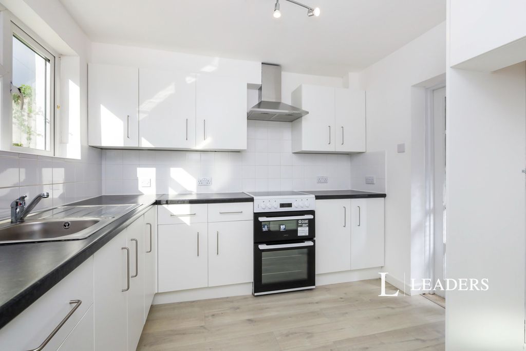 Property photo 2 of 10 Kitchen