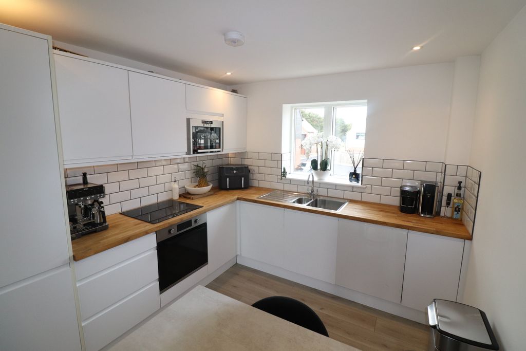 Property photo 2 of 12 Kitchen