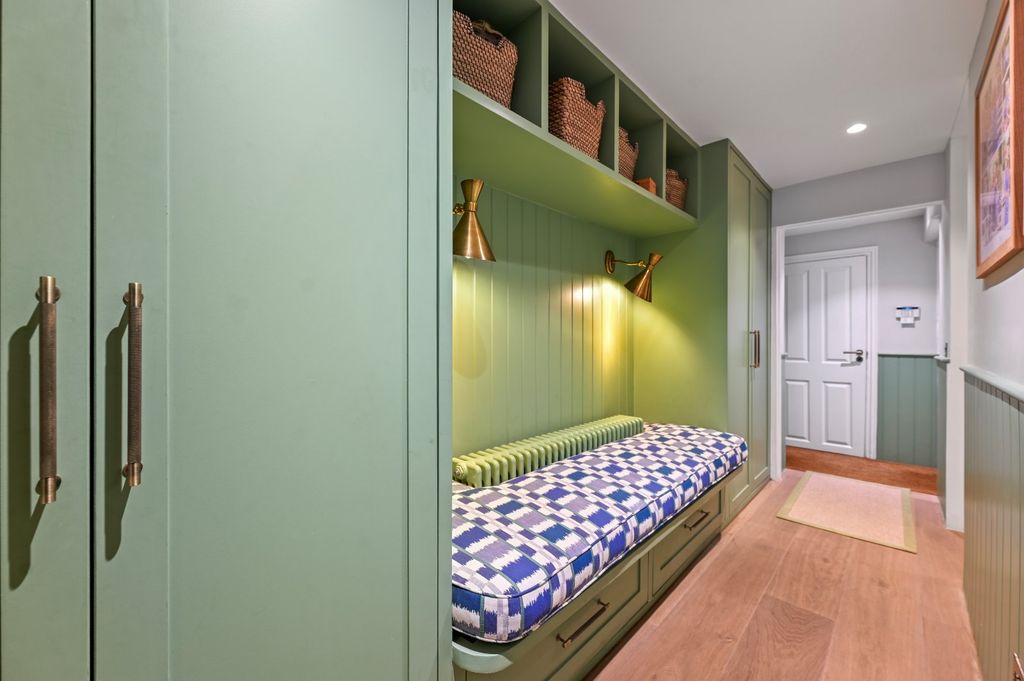 Property photo 2 of 44 Entrance Hall