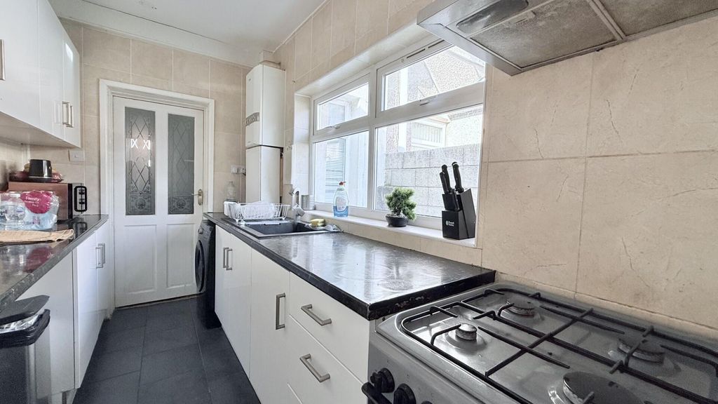 Property photo 3 of 14 Kitchen
