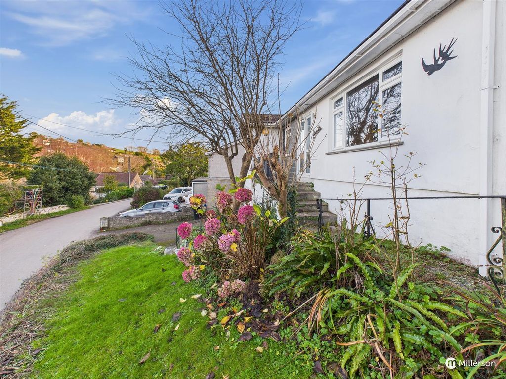 Property photo 2 of 19 Front Garden