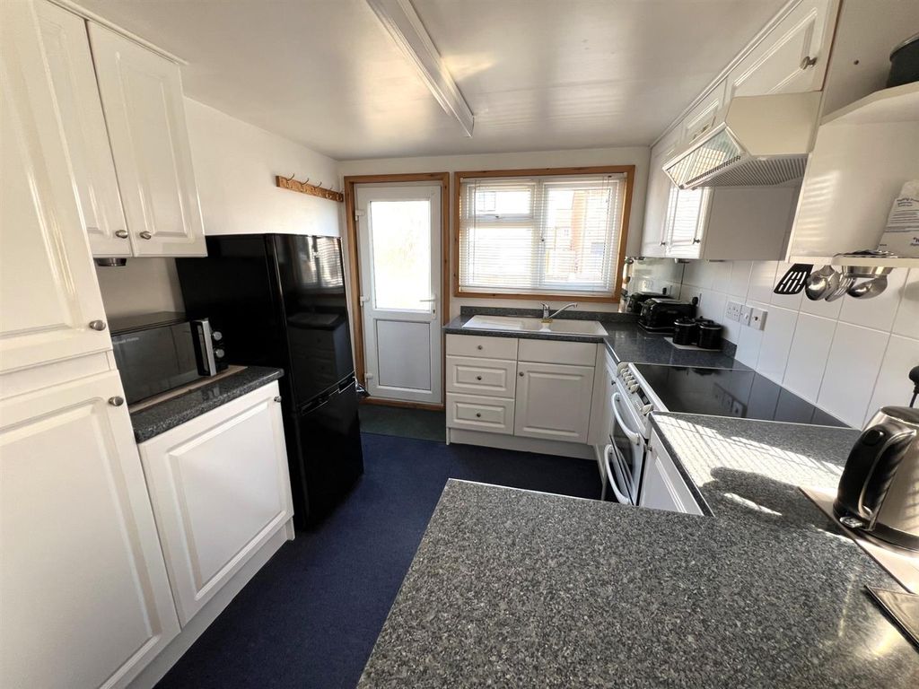 Property photo 3 of 12 Kitchen