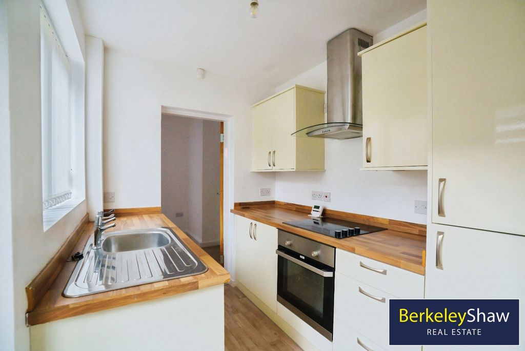 Property photo 3 of 25 Kitchen